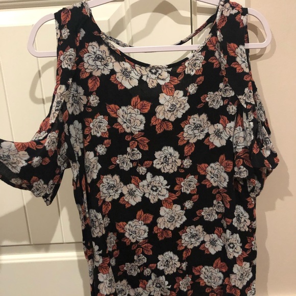 LOTS OF WOMENS CLOTHES!! - Picture 8 of 8